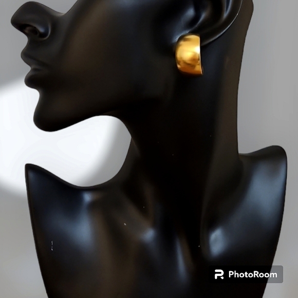 3/$30 VTG Chunky Matte Goldtone Hoop Earrings - Picture 1 of 4